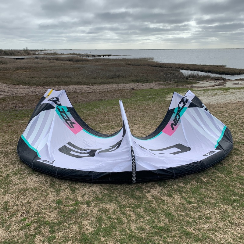 USED Core Section 4 Wave LW Kite-12m-White